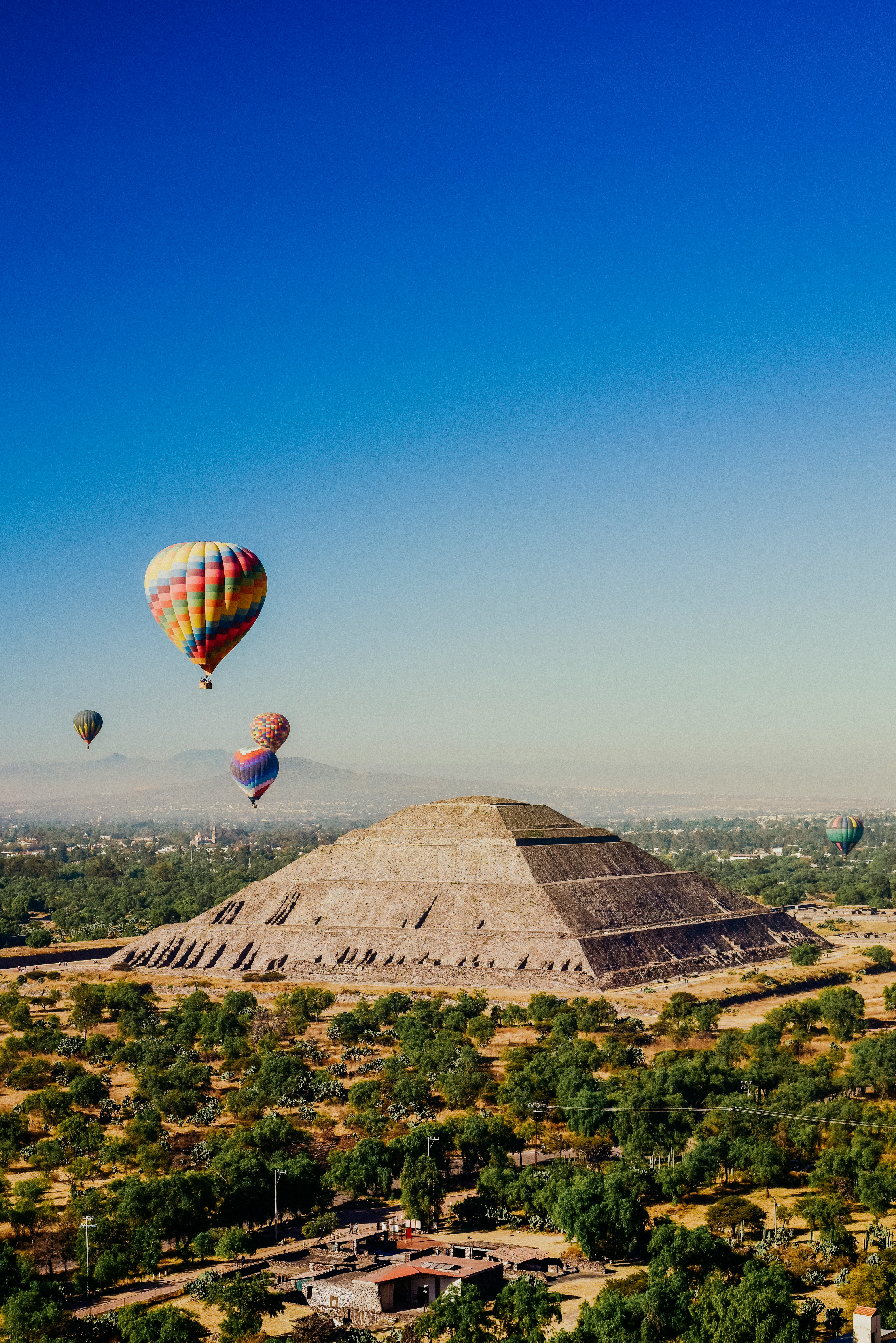 Globos aerostáticos sobre la Pirámide del Sol en Teotihuacán