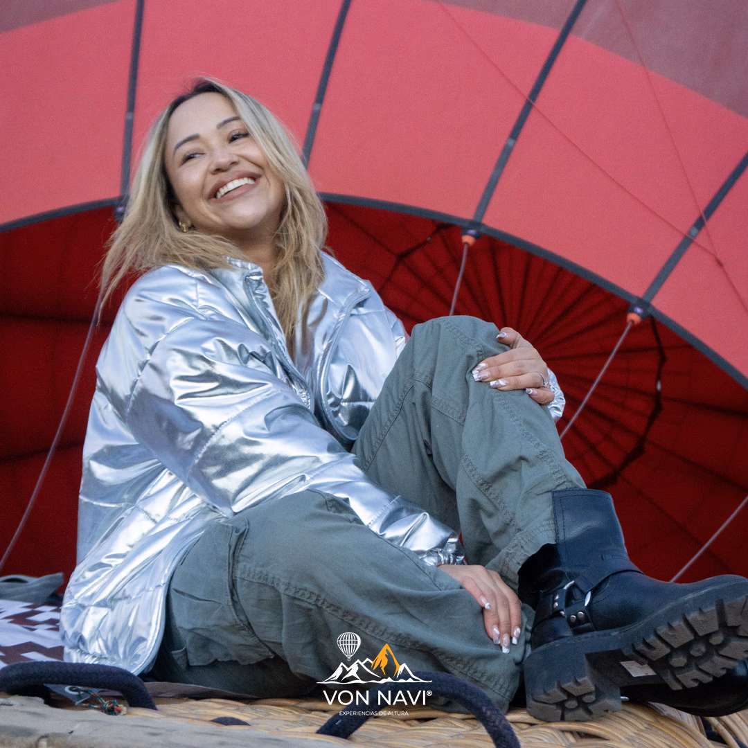 Pasajera sonriendo dentro de la canasta del globo Von Navi