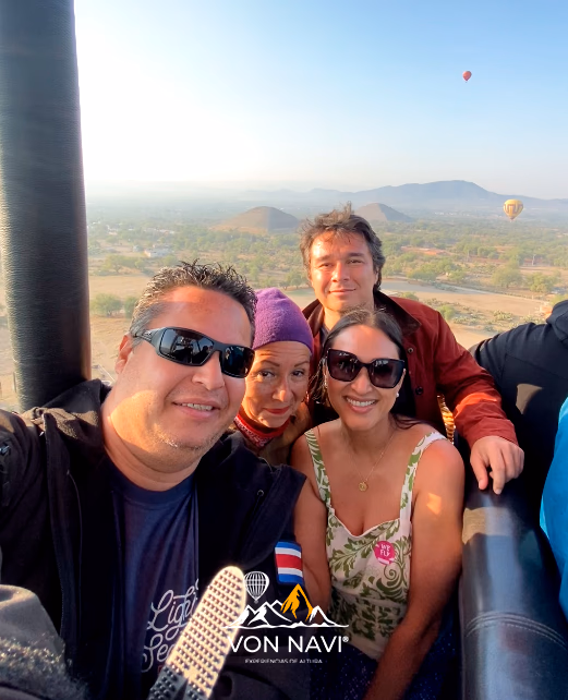 Grupo de amigos disfrutando su vuelo en globo con Von Navi