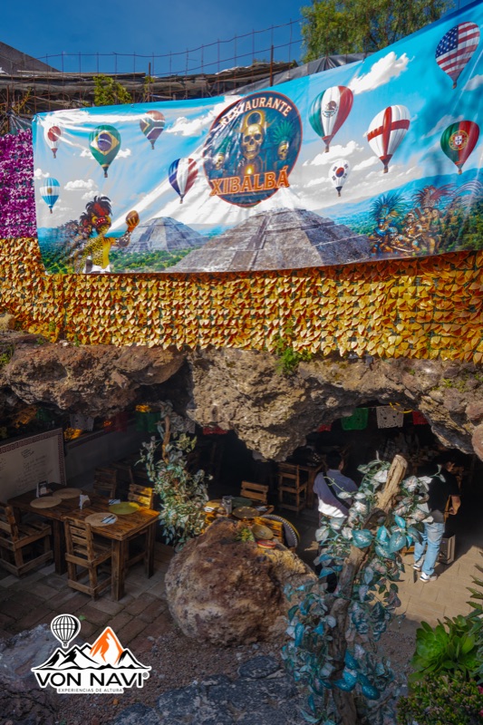 Entrada al Restaurante Xibalbá en cueva natural, parte de la experiencia gastronómica Von Navi en Teotihuacán